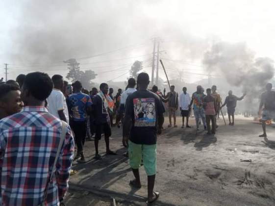 BREAKING: Tension Erupts, As Protesters Block Kaduna-Abuja Highway