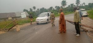 Ogun Residents Mount Roadblock, Take Up The Responsibility Of Securing Their Community Against Killer Herdsmen