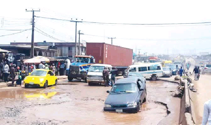 Buhari’s road of Shame: Nigeria Labour shuts down Lagos-Abeokuta expressway