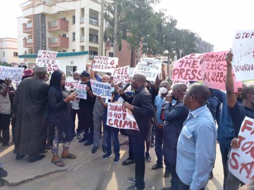 Nigerian Journalists Protest At Police Force Headquarters Over Missing Vanguard’s staff