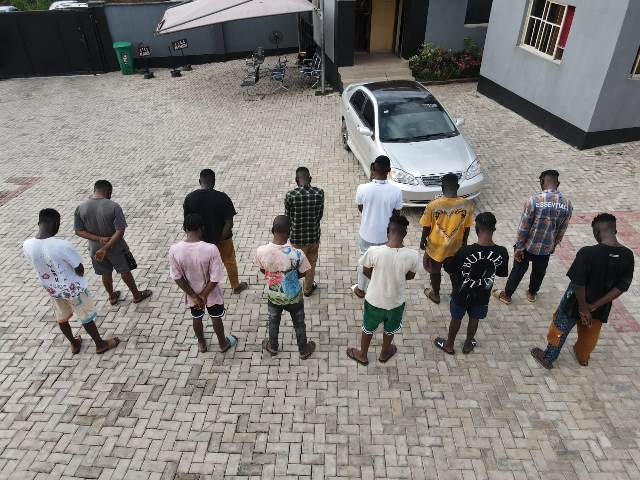 12 suspected yahoo yahoo practitioners busted in Ibadan