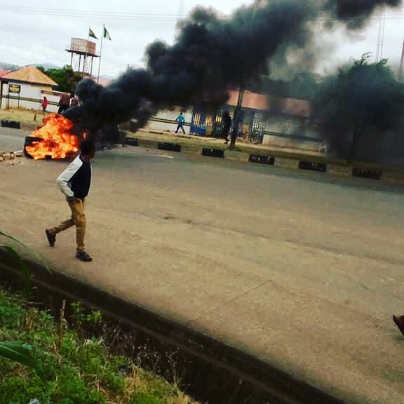 Akure killing: Drama as protesters chase police out of station