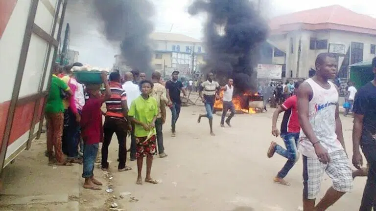 Akwa Ibom: Angry youths set POS robbers ablaze