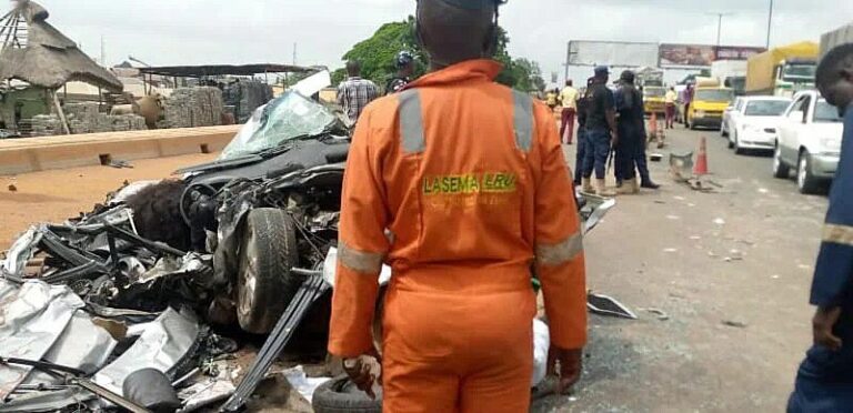 Nine injured as truck crushes vehicles at Otedola Bridge In Lagos