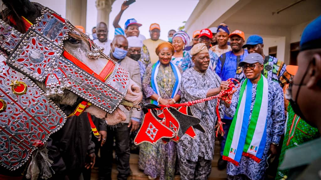 Osun Guber 2022: “Ride it to power”, Akande says as he gifts Gov. Oyetola a horse