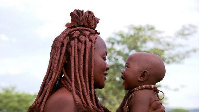 Video: Meet the Himba tribe that offers FREE S*X to guests and doesn’t bath