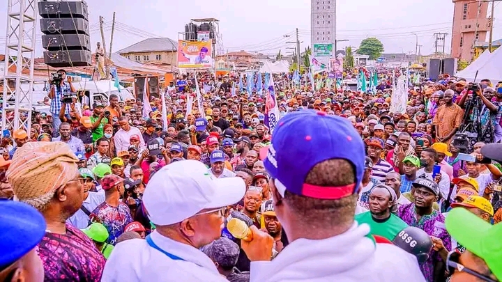 [BREAKING] Osun 2022: Mammoth crowd troop out in Ile-Ife for Oyetola re-election campaign