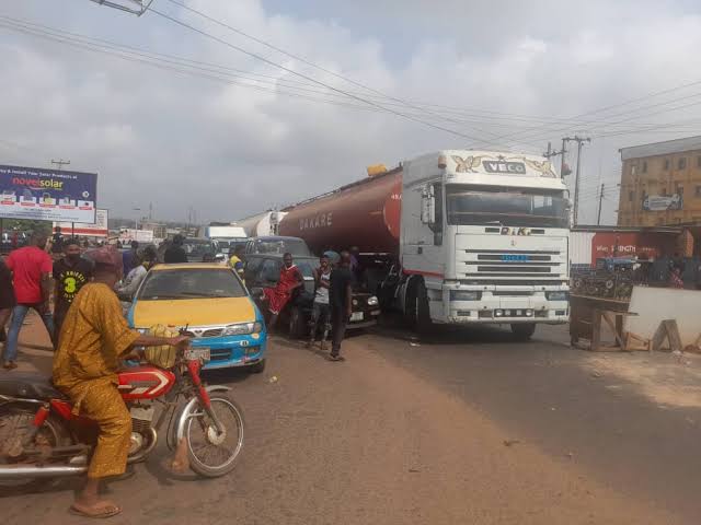 “Save Our Future” – Heavy Traffic As Nigerian Students Shutdown Highways In Ondo Over ASUU Strike