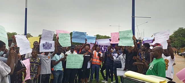 “Nigerian Government Won’t Find It Easy” – UNILORIN Students Protest Over ASUU Strike