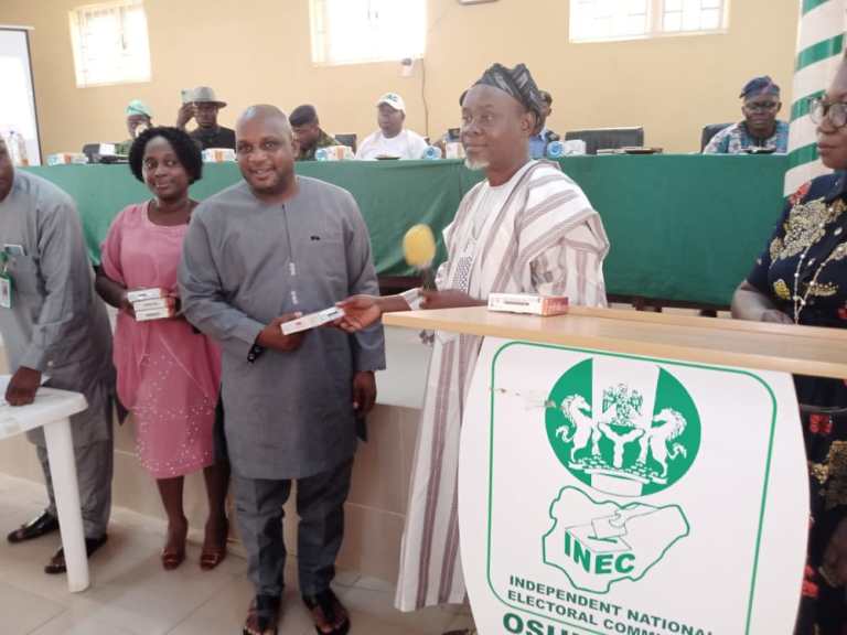 2022 Guber: INEC Hands Over E-copy Of Voters Register To Political Parties In Osun