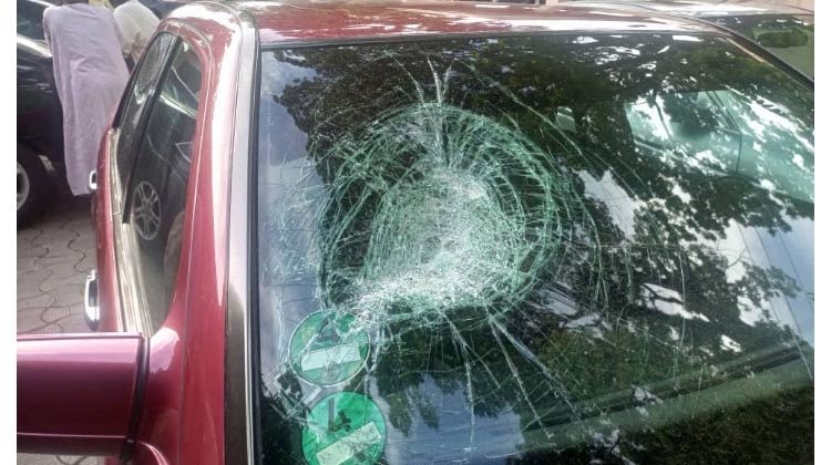 Panic as Hoodlums Attack Nigerian Lawmakers, Injure 6, Damage Vehicles
