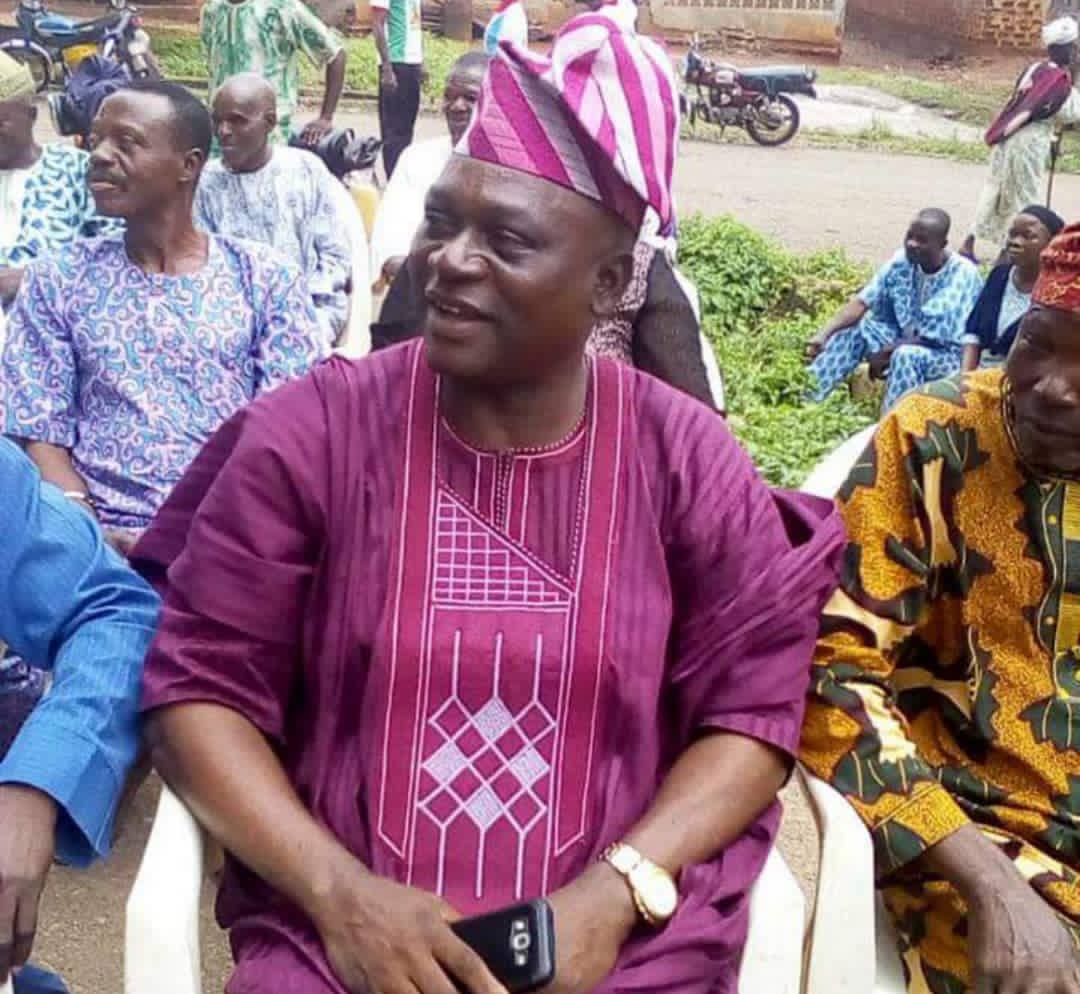 Olu Oyewole dumps APC for PDP, leads 1,000 decampees into Party in Ifedayo