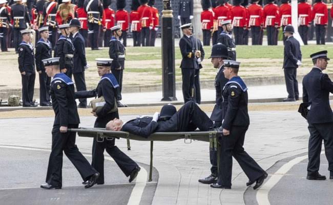 Queen’s funeral: Police officer collapses, carried away on stretcher
