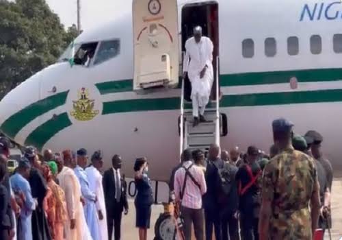 Jubilation as Buhari Arrives in Eko for “Lagos Festival of Projects”
