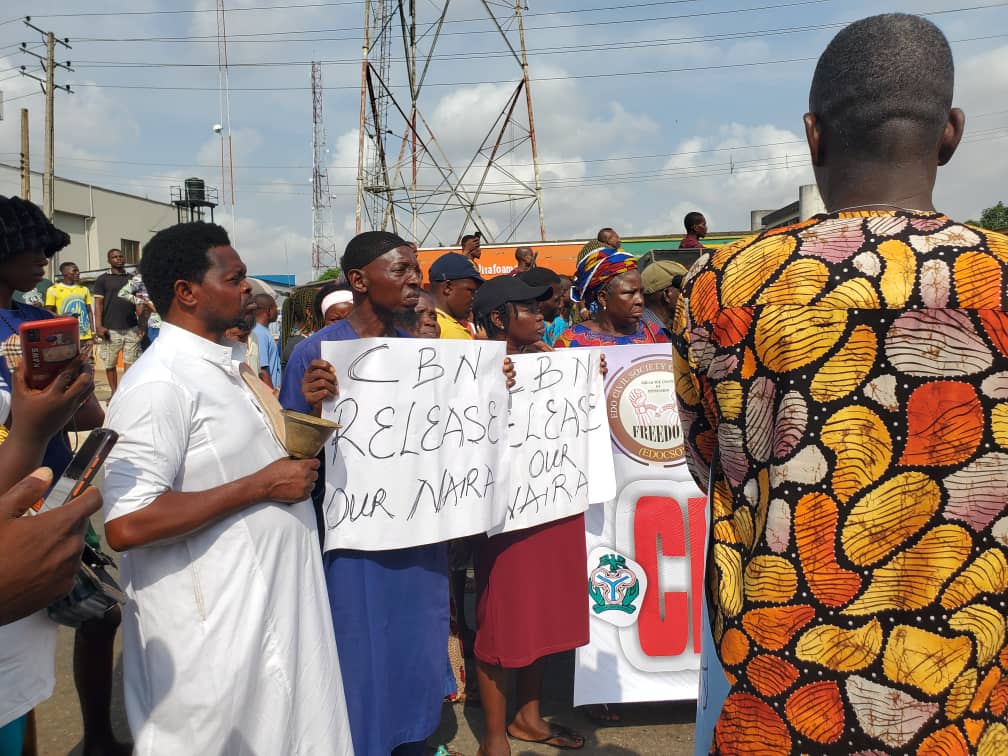 Protesters block Ore-Benin expressway as naira crunch worsen