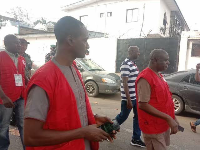 #NigeriaDecides2023: INEC Officials Begin Process As EFCC Storms Tinubu’s Polling Unit