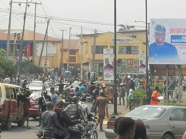 JUST IN: Protest rocks street of Ibadan over scarcity of naira notes, fuel
