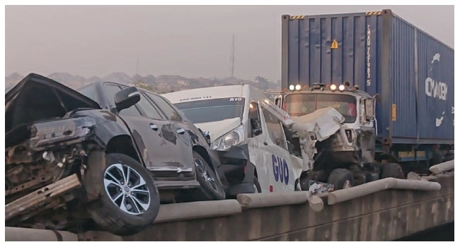 Breaking: One dies as auto crash causes heavy gridlock in Lagos-Ibadan expressway