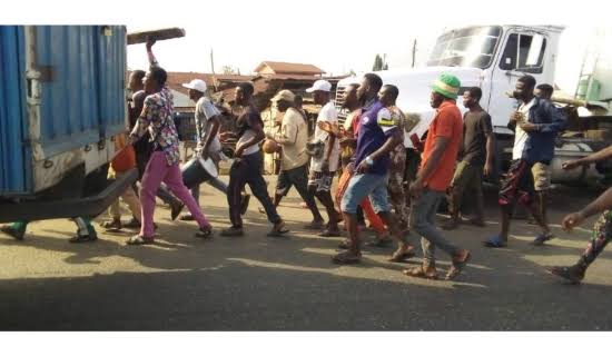 BREAKING: Protesters Attack Bank In Ogun over Naira Scarcity