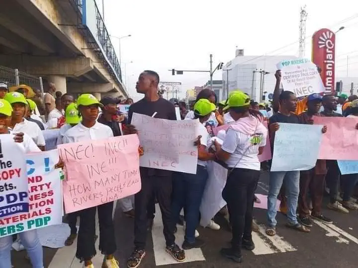 BREAKING: Many injured as PDP, APC supporters clash in Rivers