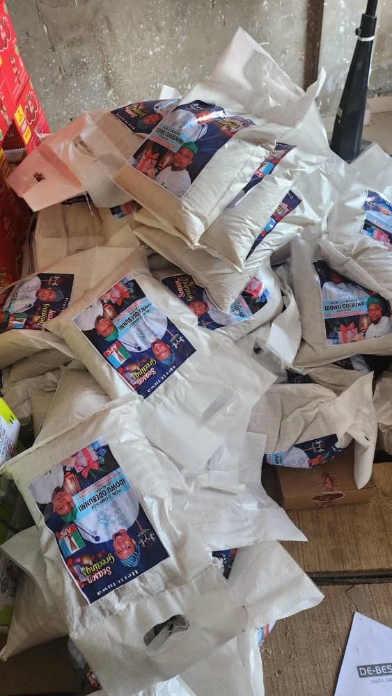 Yuletide: Hon. Idowu Odebunmi Distributes Bags of Rice to Ekiti Students Leaders