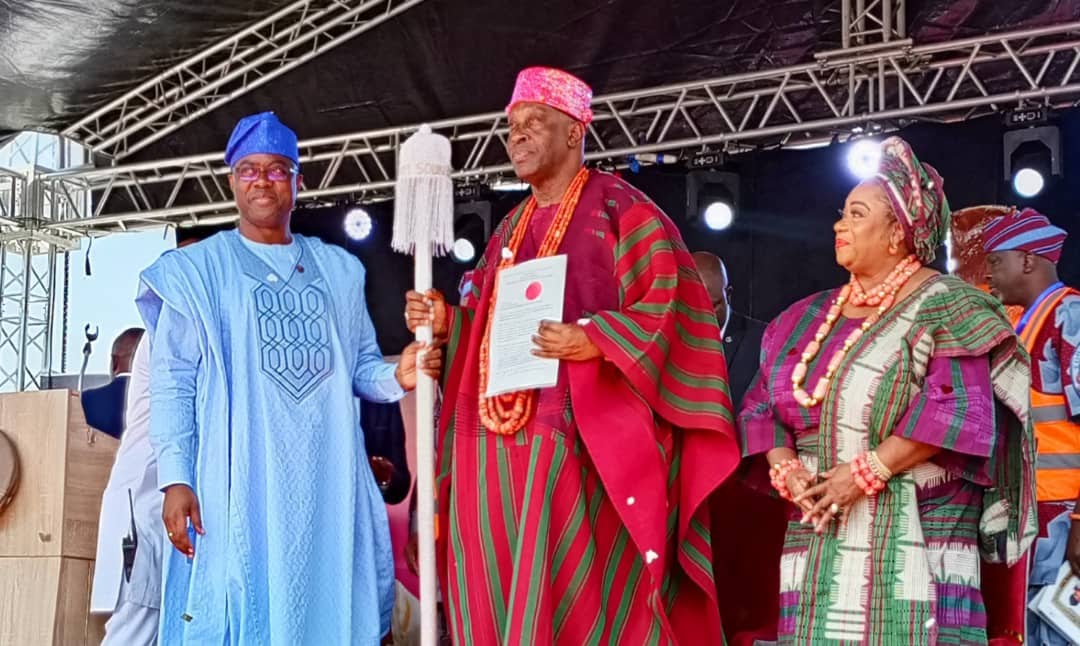 Makinde presents staff of office to new Soun of Ogbomoso