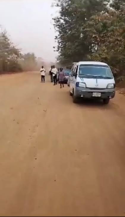 BREAKING: Kidnappers abduct several travellers on Ekiti-Ondo road