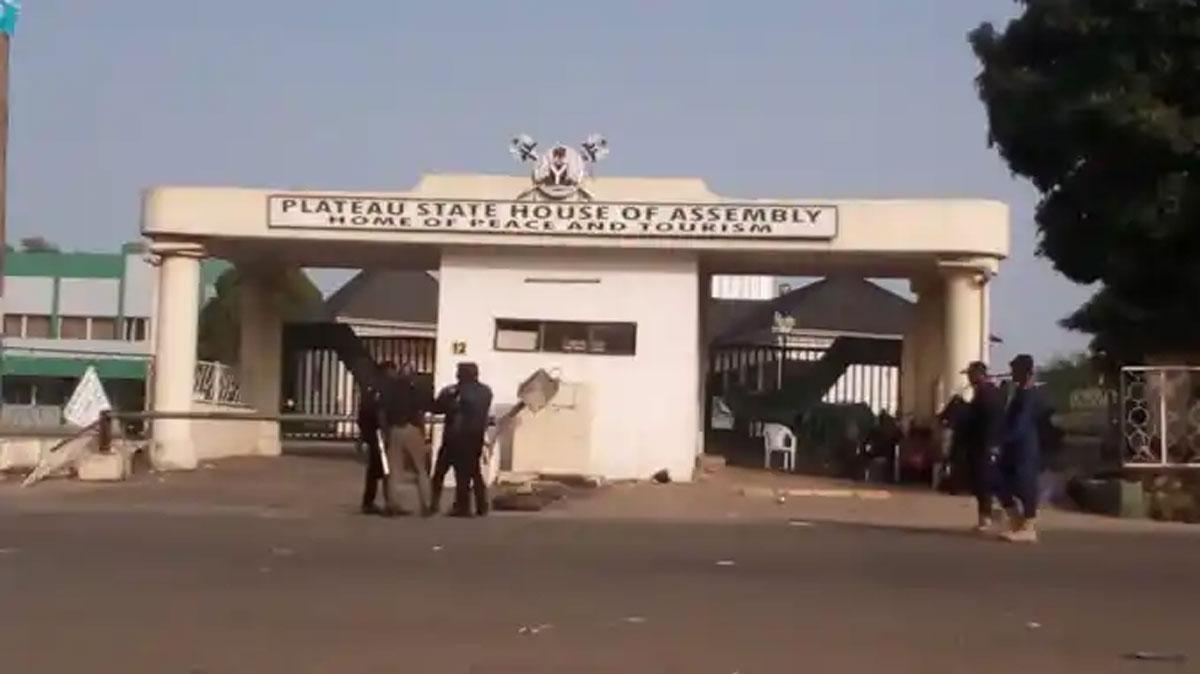 Plateau: Sacked PDP Lawmakers Defy Court Ruling, Vow to Resume, Igniting Political Tensions