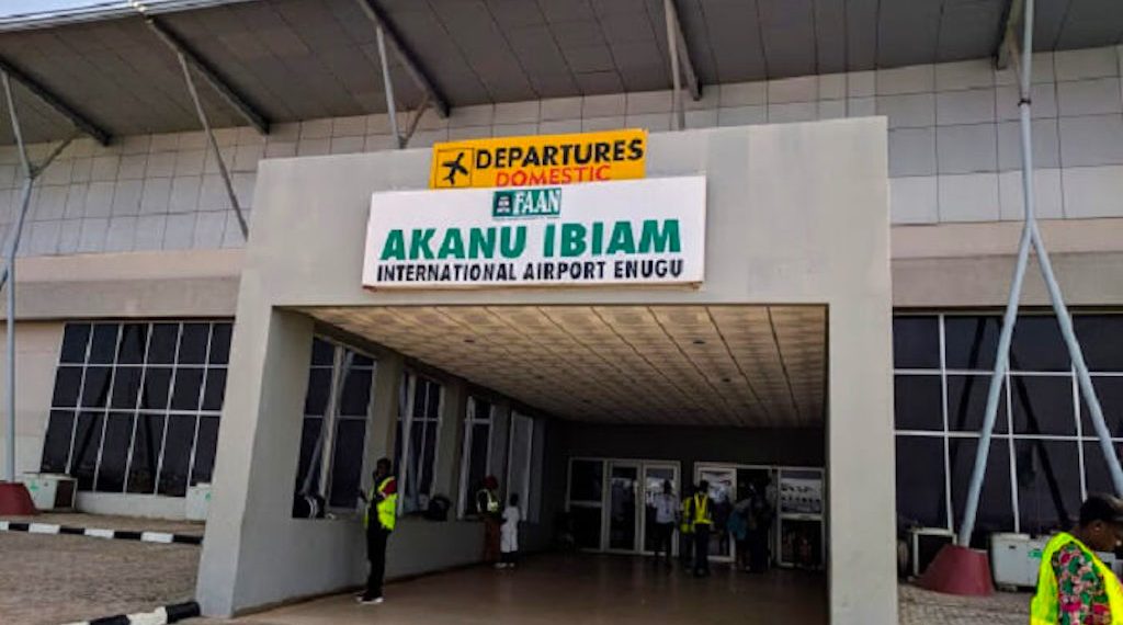 Plane Lands with Nose Gear Fault at Airport