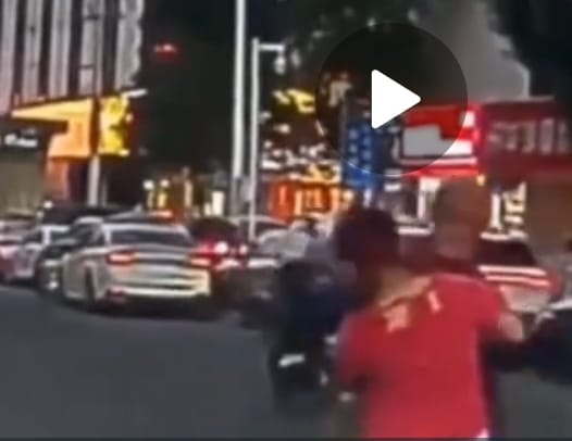 EXTRA: Drama as man slaps woman offering help on the road