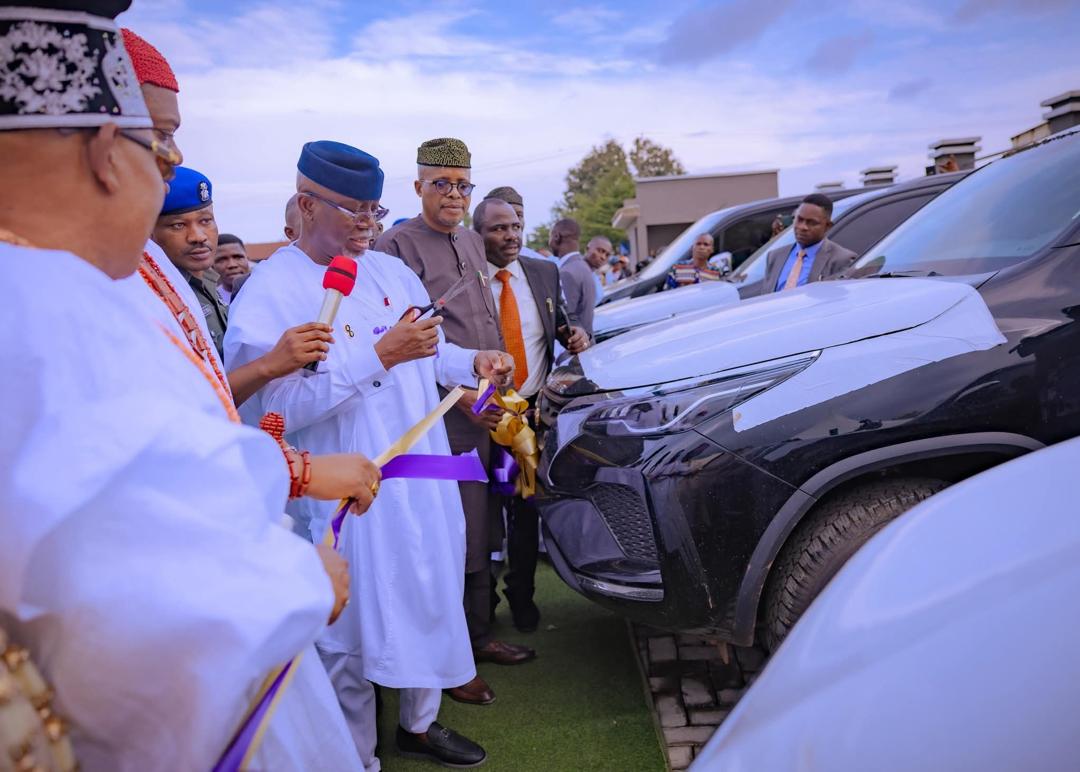 Royal Honour: Gov. Aiyedatiwa Hands Over New Vehicles To Monarchs