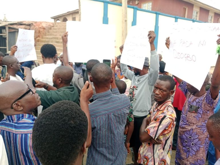 Aggrieved Osogbo residents protest epileptic power supply