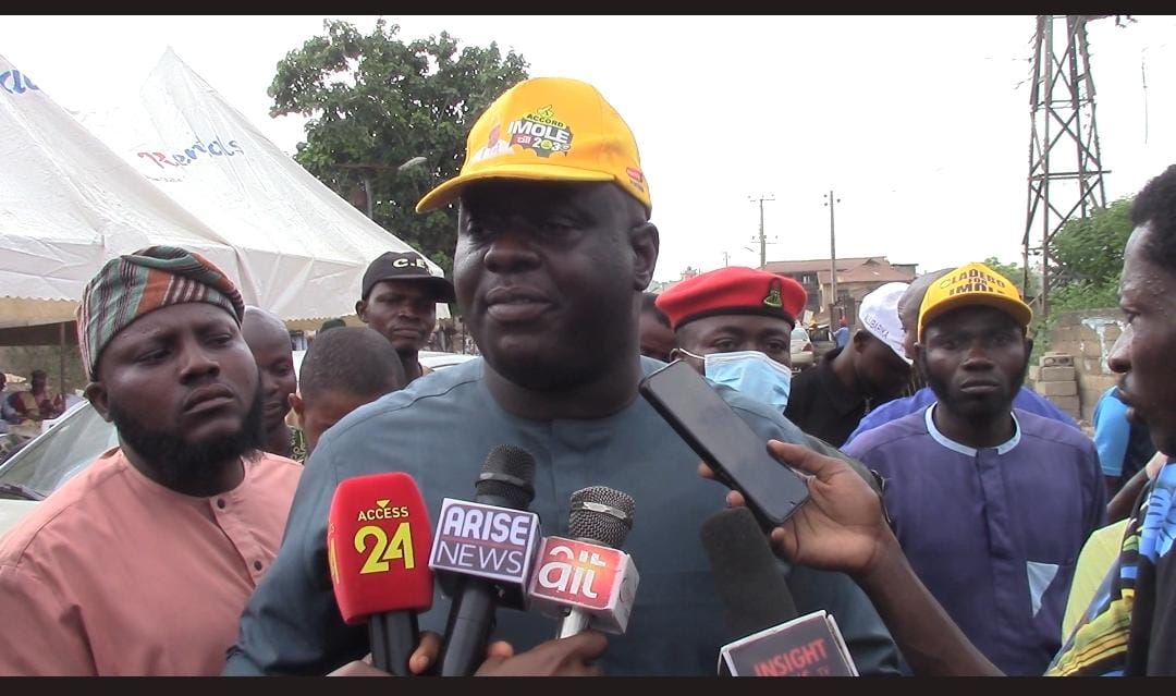 Mammoth Crowd Turns Out As MHR Lanre Oladebo Gets Accord Membership Card In Osun